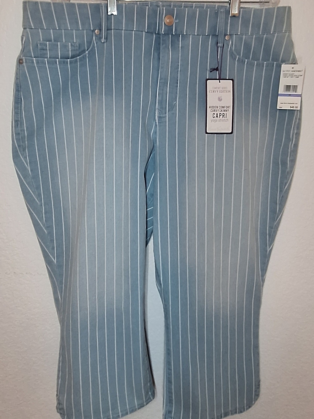 Gloria Vanderbilt Light Blue & White Pinstripe Capri Pants Sz 18